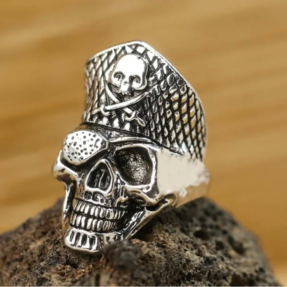 Pirate Skull Chunky Statement • Tibetan Silver Punk-Rock Ring • Size: 10 - Picture 2 of 3